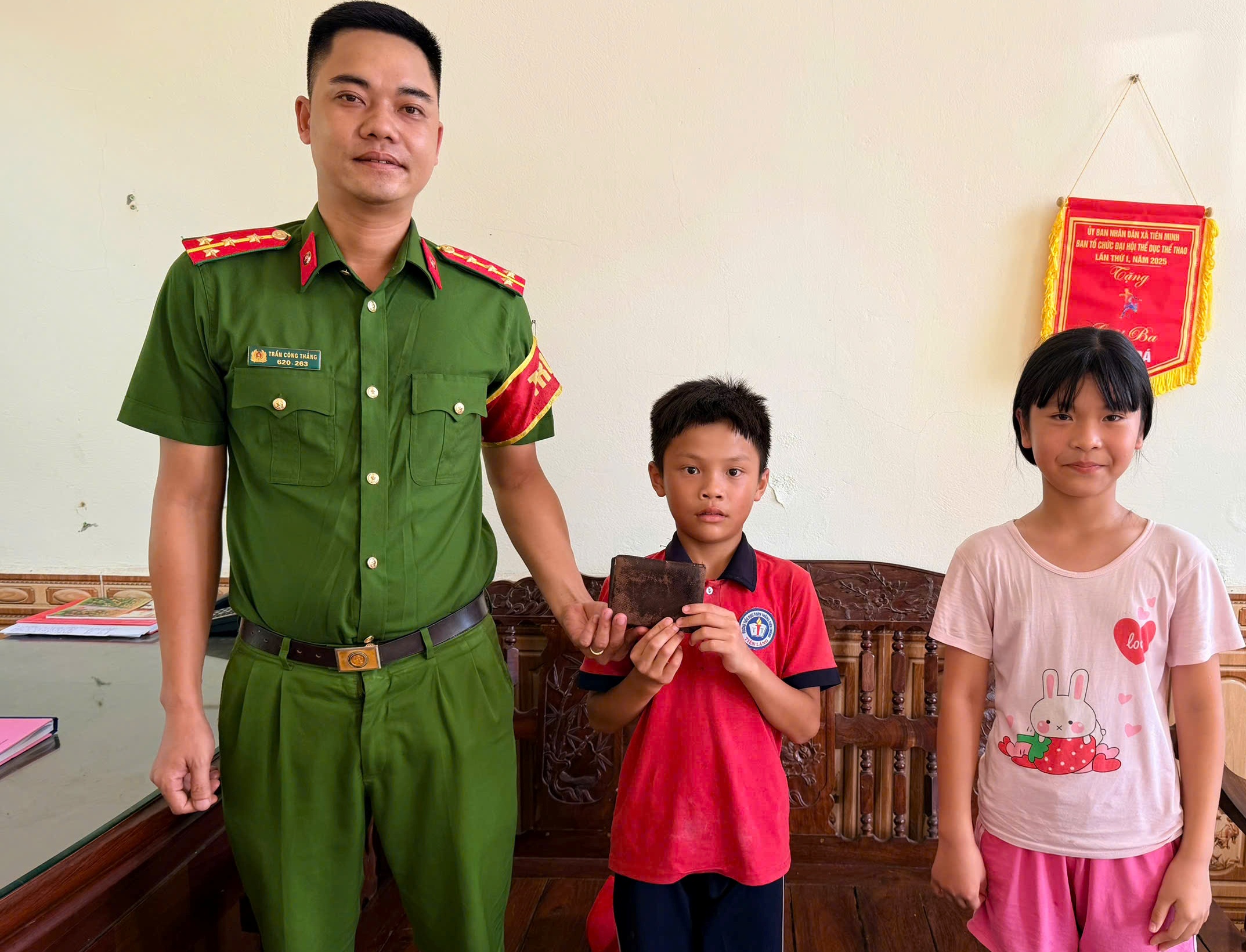 Học sinh lớp 2 ở xã Tiên Minh (Hải Phòng) trả lại chiếc ví đánh rơi cùng một số tiền mặt